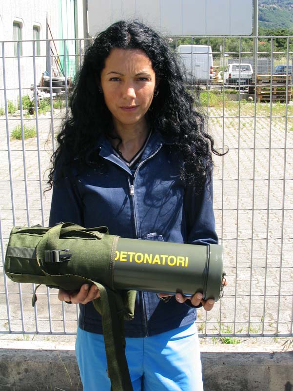 vas-6-portable-special-container-for-8-detonators